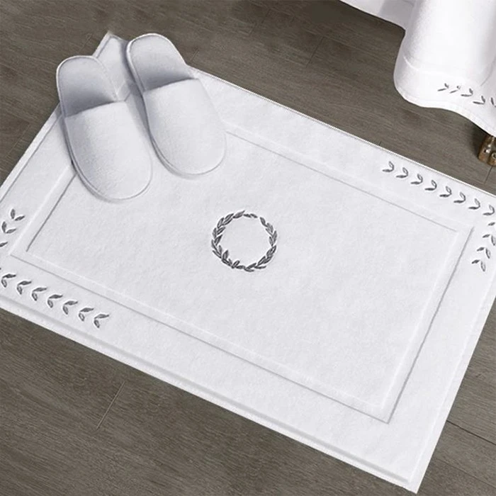 Tapis de bain brodés